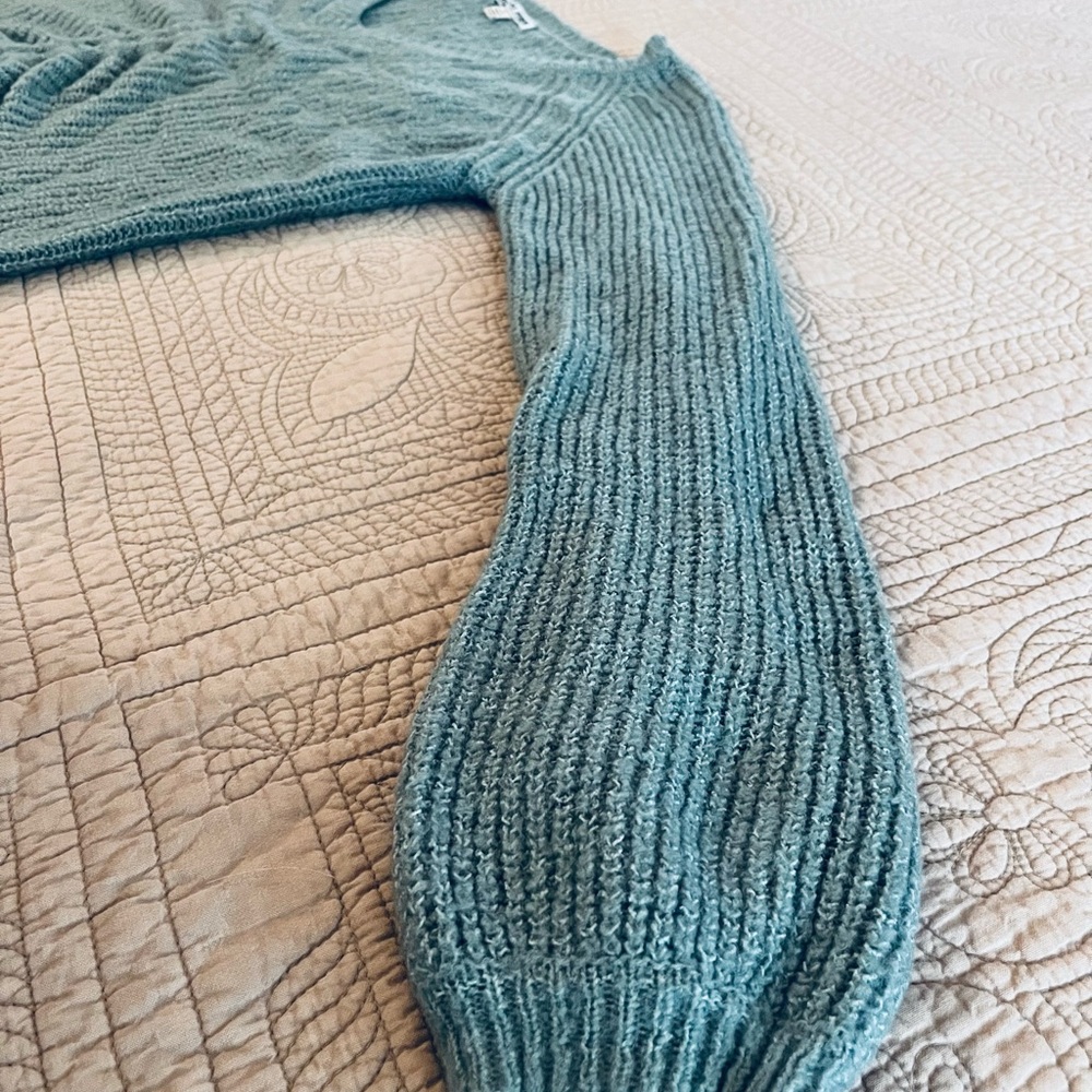 Cropped Sweater - Picture 6 of 9